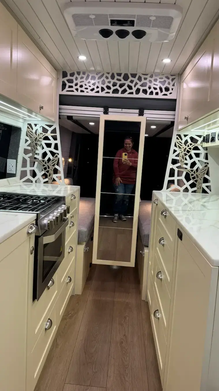 /layout-detail/cusco-campervan