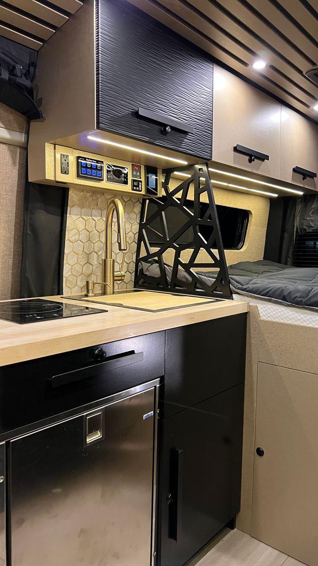 Calabasas Campervan - image 17