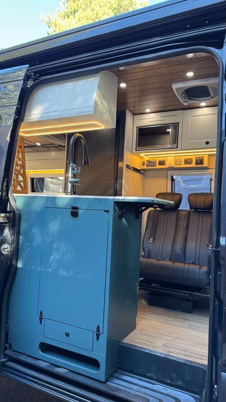 Santa Monica Ford Transit 148" High Roof - image 2